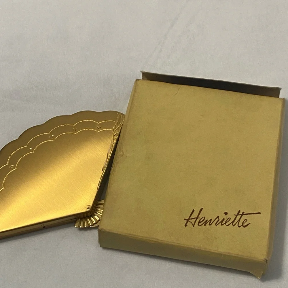 RARE 1940s Gold Henriette Mirror Compact with Etched Design - Picture 15 of 16
